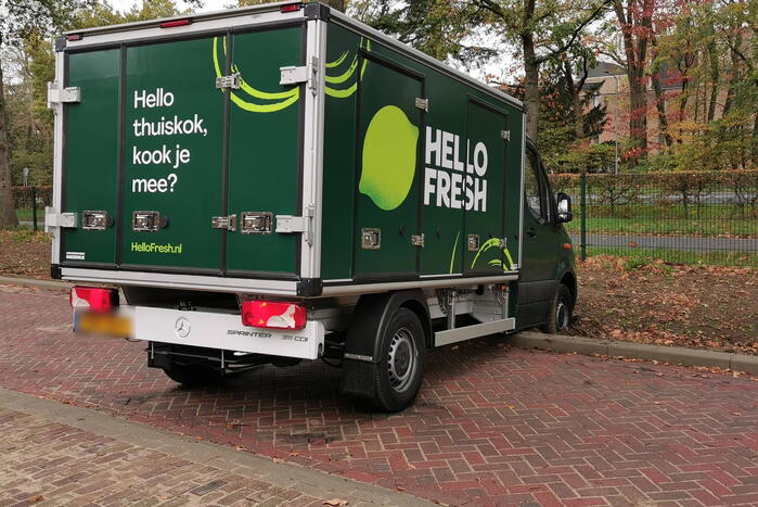 Hello Fresh bakwagen rijdt zich klem