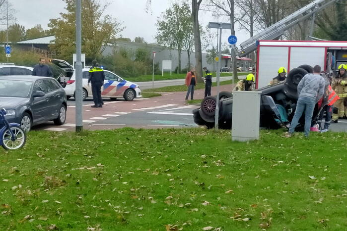 Auto belandt op de kop na botsing