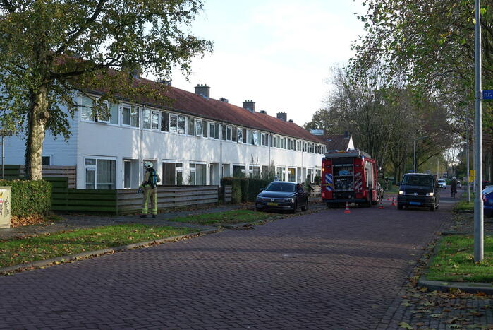 Brandweermannen doen onderzoek naar gaslucht