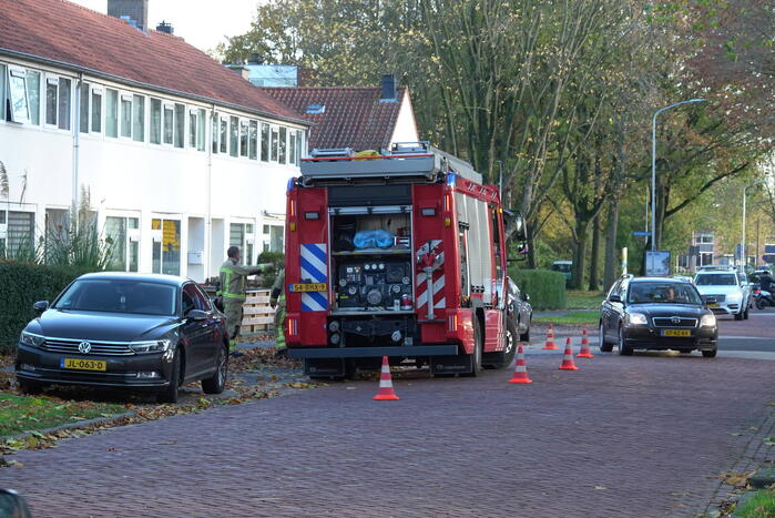 Brandweermannen doen onderzoek naar gaslucht