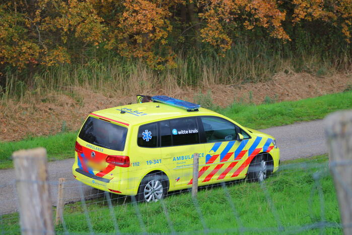 Mensen en hond vast op zandplaat