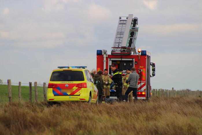 Mensen en hond vast op zandplaat