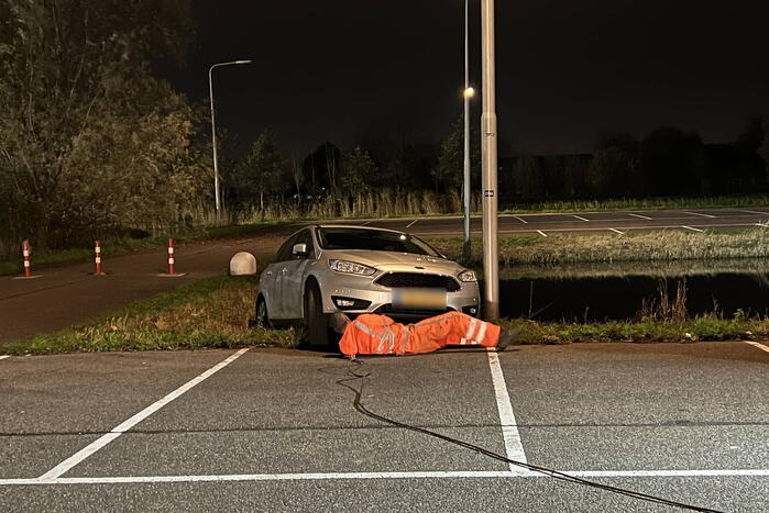 Auto rolt sloot in