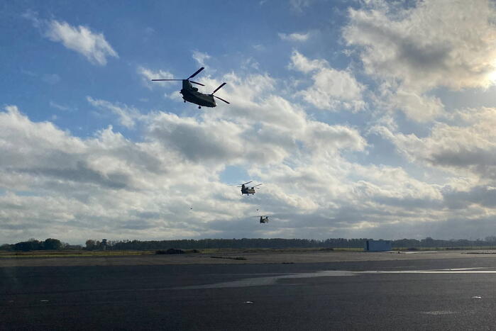Militaire oefening op vliegbasis Valkenburg