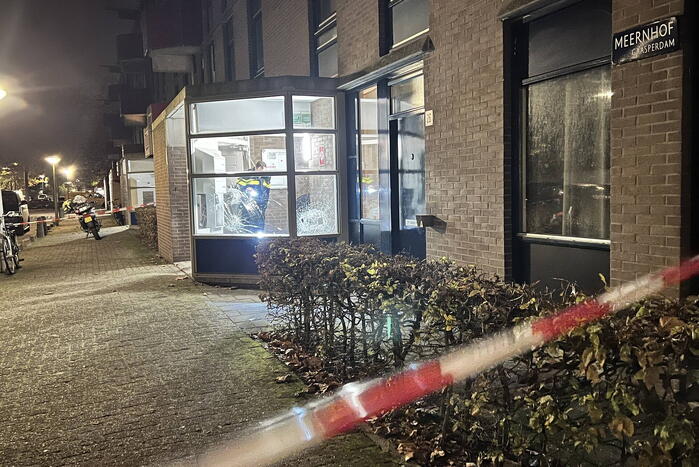 Portiek van wooncomplex vernield door explosief