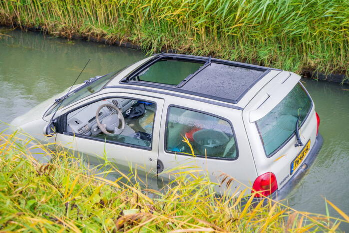 Automobilist belandt met auto in de sloot