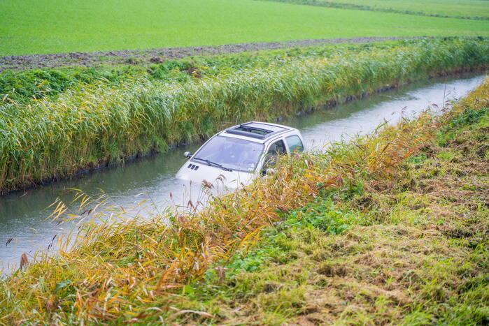 Automobilist belandt met auto in de sloot