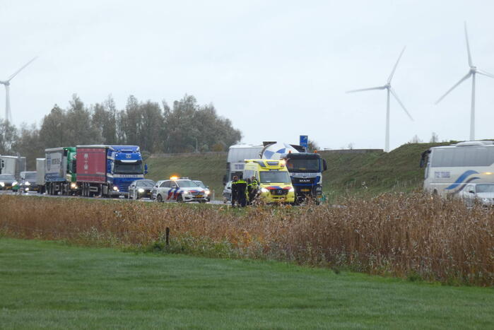 Bestelbus raakt van de weg