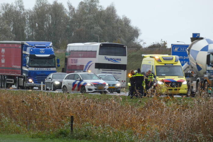Bestelbus raakt van de weg