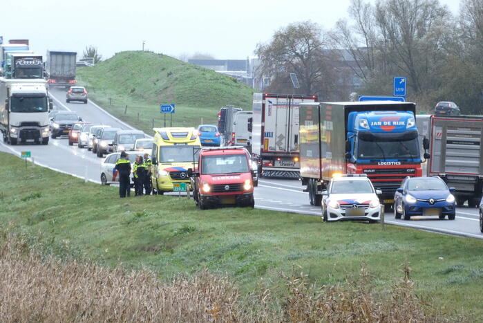 Bestelbus raakt van de weg