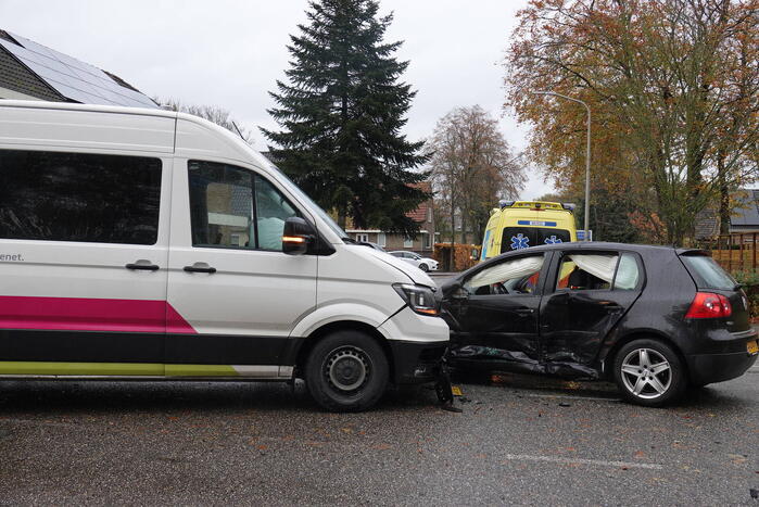 Bestelbus Enexis botst op personenauto