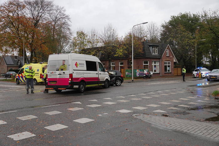 Bestelbus Enexis botst op personenauto