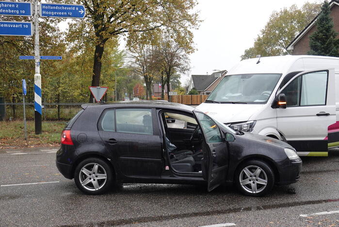Bestelbus Enexis botst op personenauto