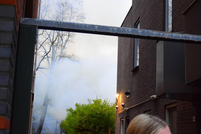 Brand in bijgebouw achter fietsenwinkel