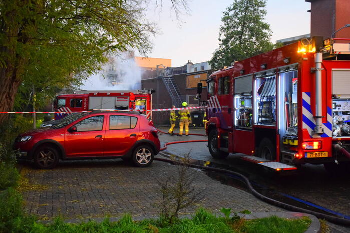 Brand in bijgebouw achter fietsenwinkel