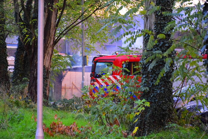 Brand in bijgebouw achter fietsenwinkel