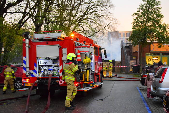 Brand in bijgebouw achter fietsenwinkel