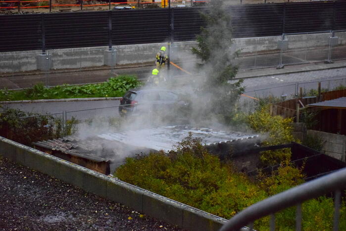 Brand in bijgebouw achter fietsenwinkel