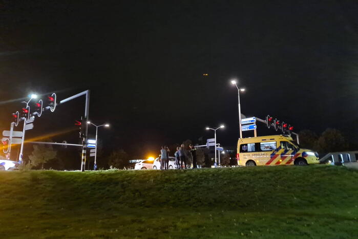 Auto's botsen op elkaar bij kruising