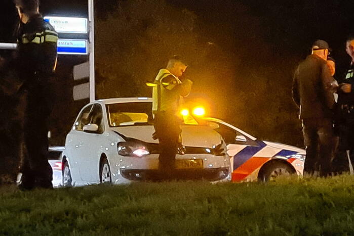 Auto's botsen op elkaar bij kruising