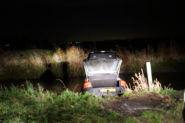 Personenauto achtergelaten nadat deze te water raakt