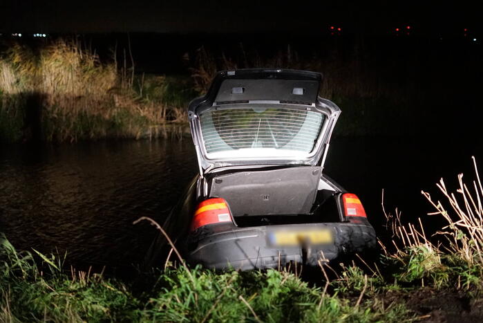Personenauto achtergelaten nadat deze te water raakt