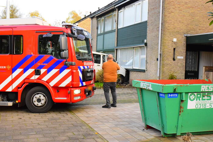 Taxibus met kinderen rijdt tegen woning