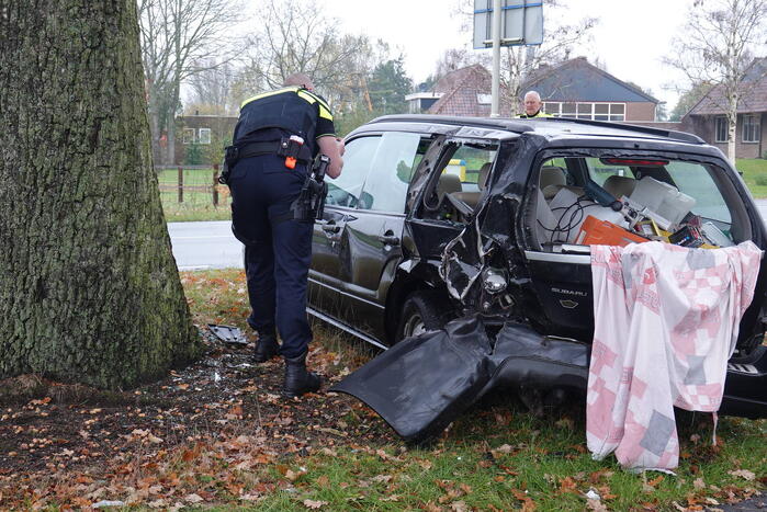 Automobilist raakt van de weg en komt tegen boom tot stilstand