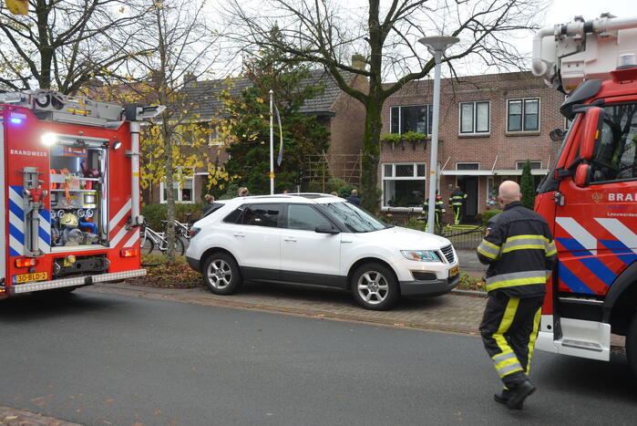Prullenbak vat vlam in woning