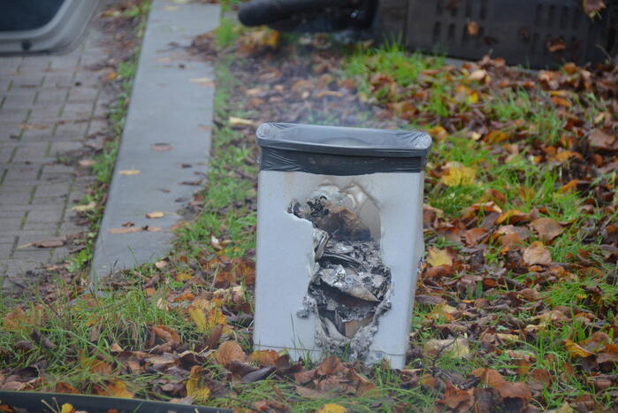 Prullenbak vat vlam in woning