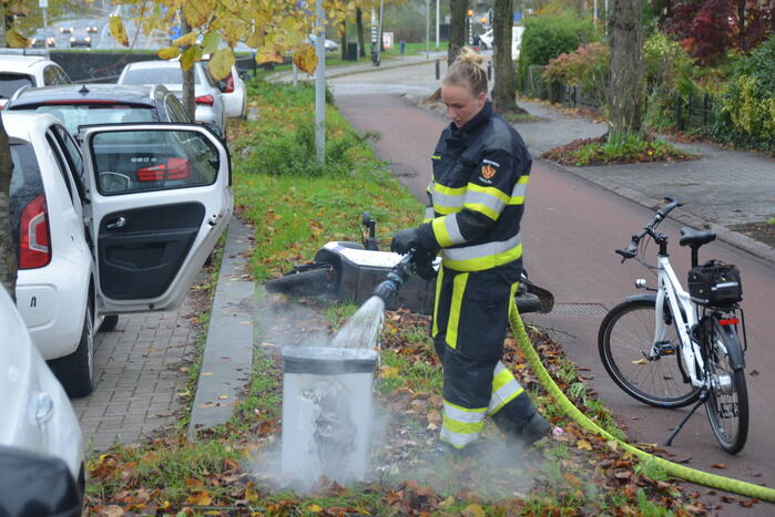 Prullenbak vat vlam in woning
