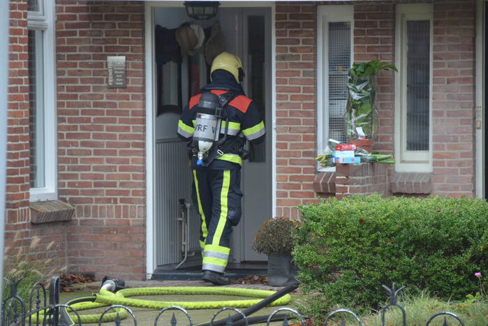 Prullenbak vat vlam in woning