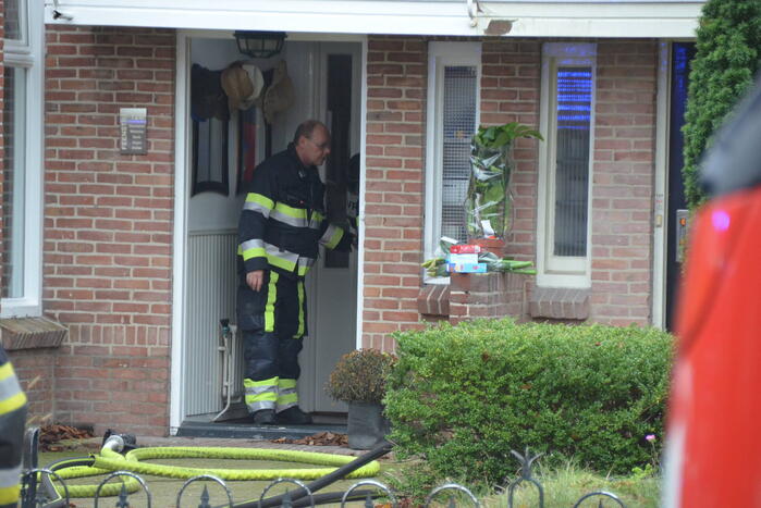 Prullenbak vat vlam in woning