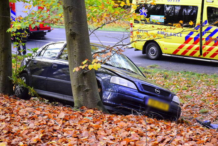 Brandweer bevrijdt automobilist na aanrijding