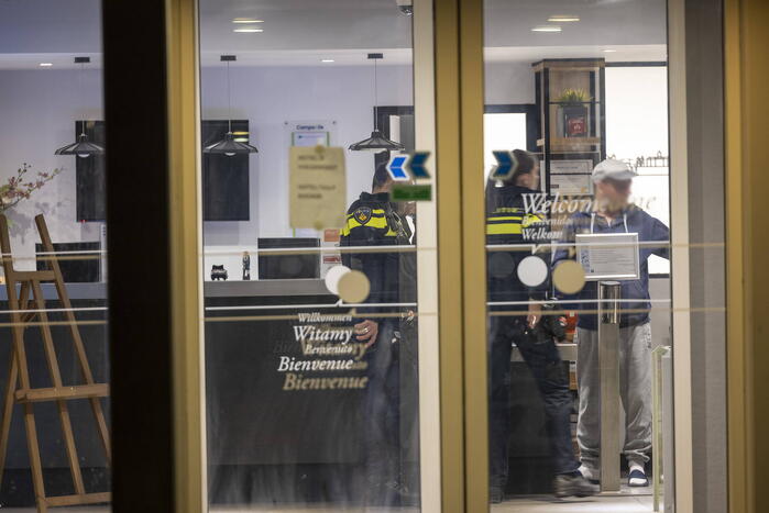 Man met mes overvalt hotel