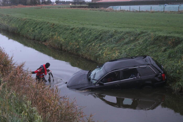 Bestuurder gewond na te water raken met voertuig