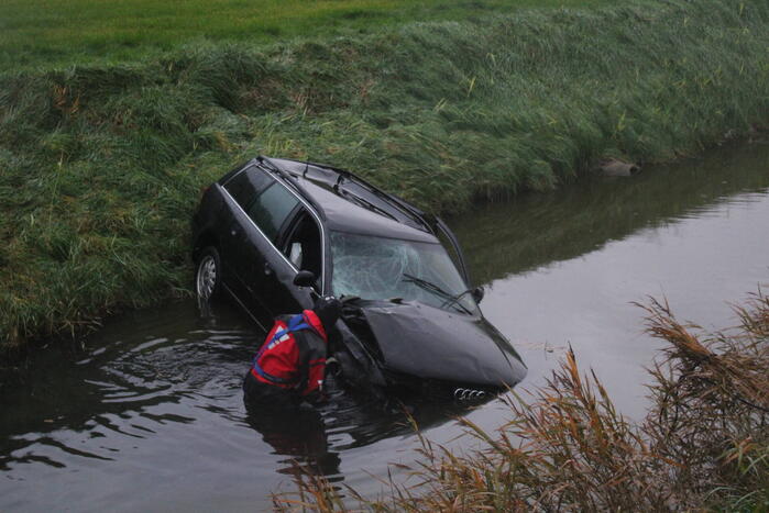 Bestuurder gewond na te water raken met voertuig