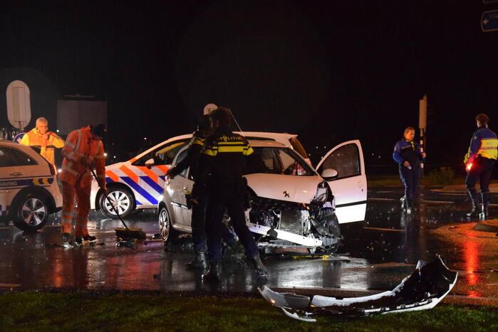 Vrachtwagen en auto in botsing op kruising