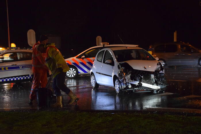 Vrachtwagen en auto in botsing op kruising