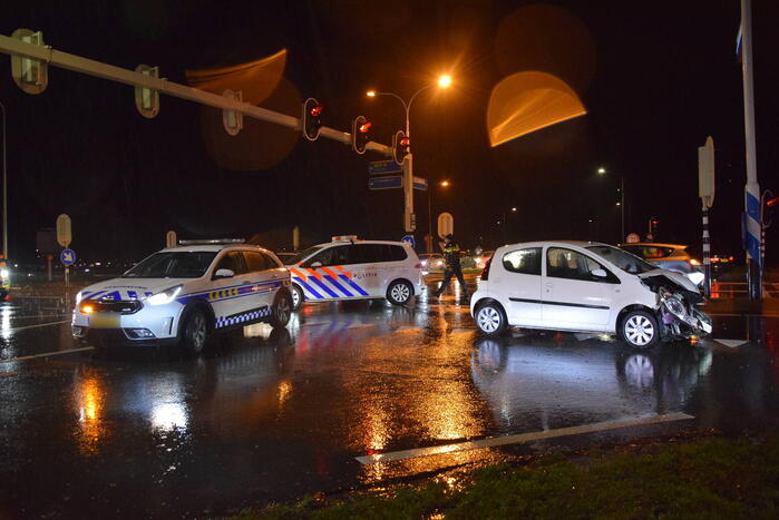 Vrachtwagen en auto in botsing op kruising