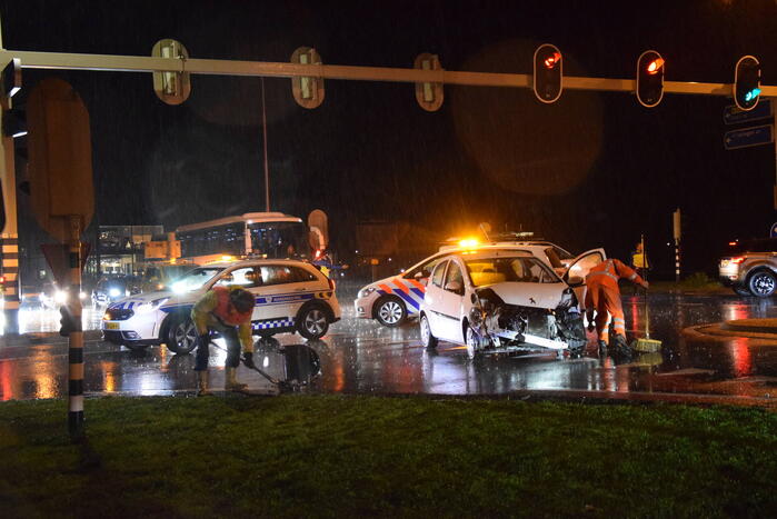 Vrachtwagen en auto in botsing op kruising