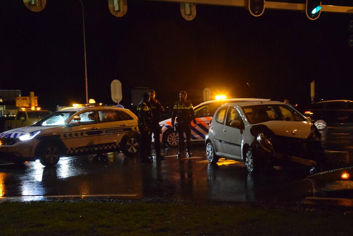 Vrachtwagen en auto in botsing op kruising