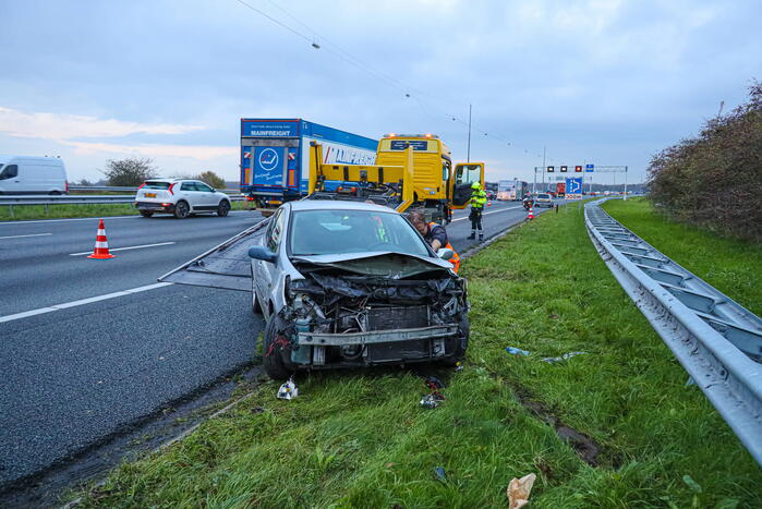 Flinke schade na botsing op vangrail
