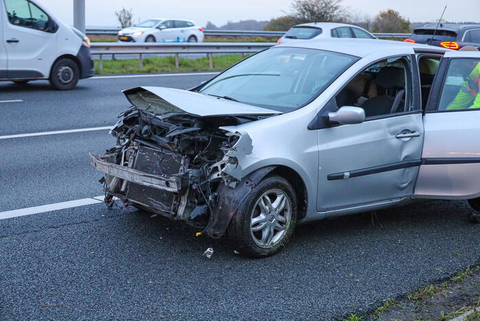 Flinke schade na botsing op vangrail