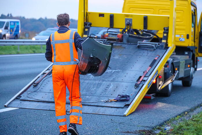Flinke schade na botsing op vangrail
