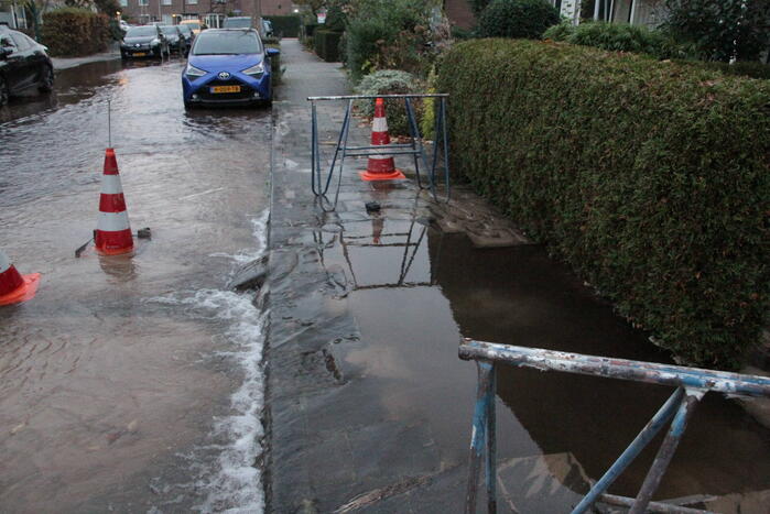 Vrouw valt in sinkhole door waterlekkage