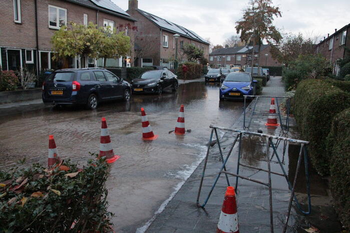 Vrouw valt in sinkhole door waterlekkage