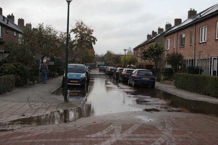 Vrouw valt in sinkhole door waterlekkage