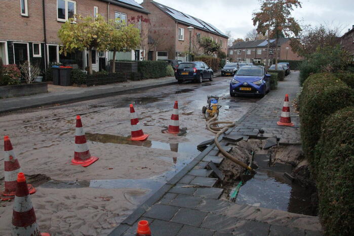 Vrouw valt in sinkhole door waterlekkage