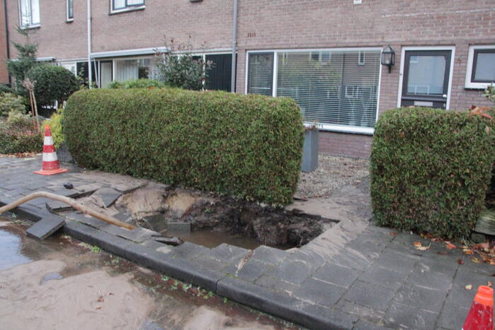 Vrouw valt in sinkhole door waterlekkage